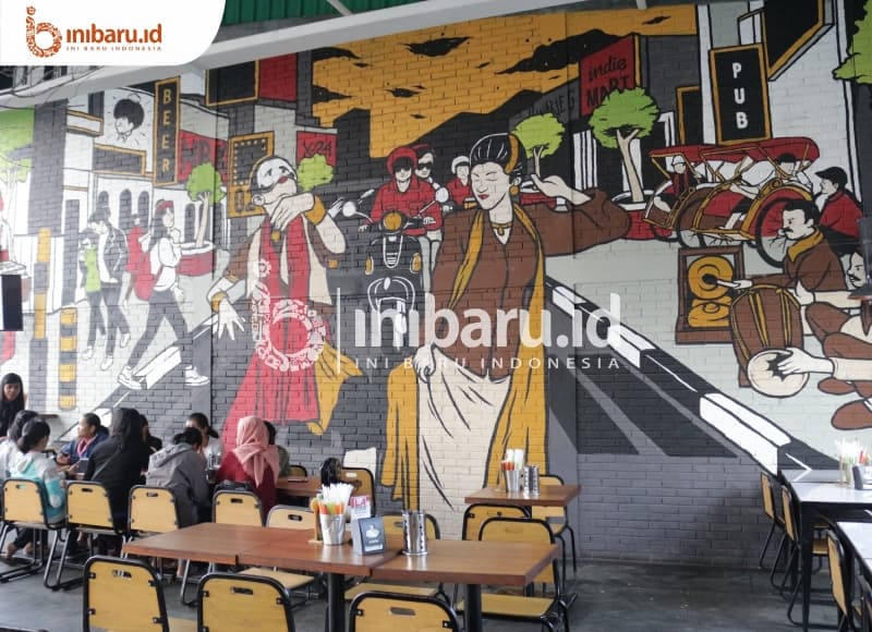 Kafe-kafe yang dihias dengan mural. (Inibaru.id/Hayyina Hilal)