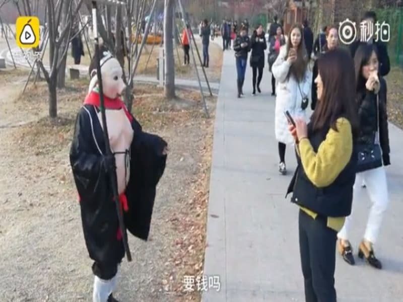 Potret Wu saat memakai kostum Chu Pat Kay  di salah satu taman di Tiongkok. (Bbc.com)