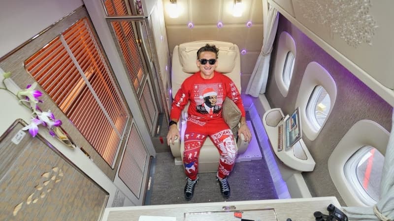 Casey Neistat saat menikmati kabin kelas satu Boeig 777 maskapai Emirates Airlines. (YouTube.com/Casey Nistat)