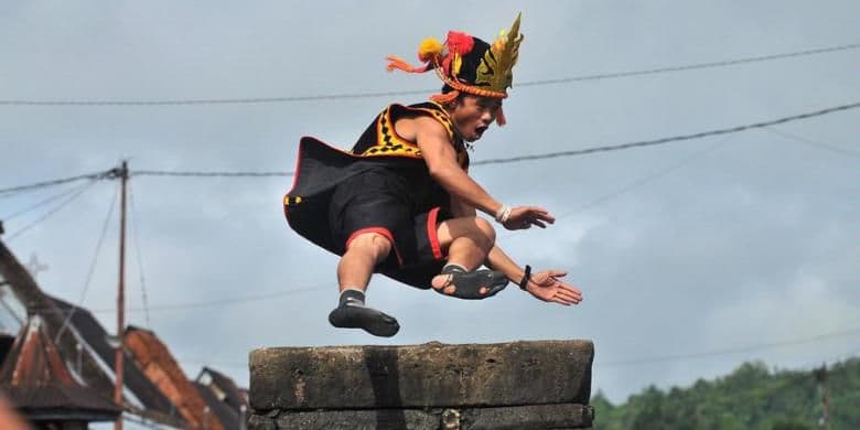 Tradisi lompat batu khas Nias (kompas.com)