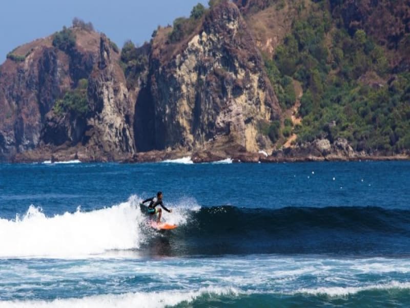 Surfing di pantai Wediombo (Tribunnews.com)
