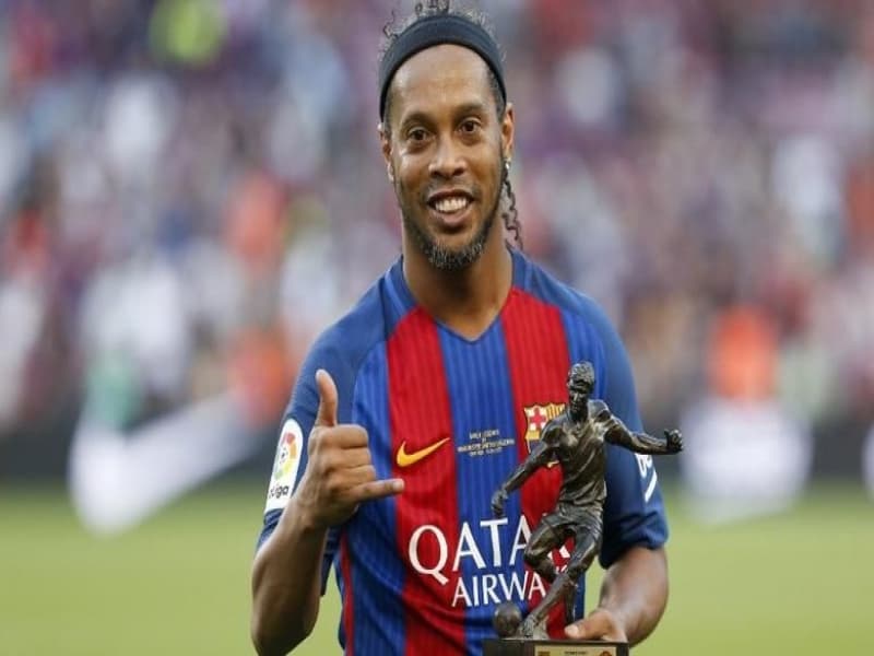 Pesepakbola legendaris dunia, Ronaldinho memutuskan pensiun musim ini. (AFP/Pau Barrena)
