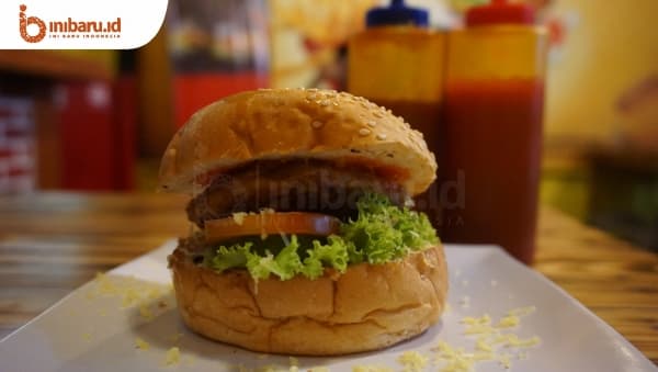 Tampilan single burger di Waroeng Oversize Semarang. (Inibaru.id/ Ayu S Irawati)
