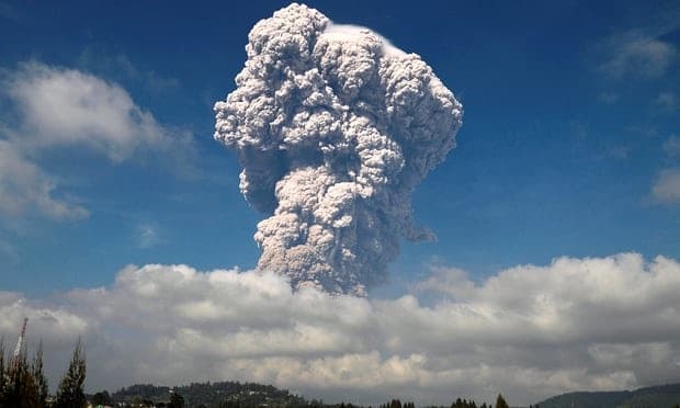 Letusan Gunung Sinabung pada Senin (18/2/2018) mencapai berkilo-kilo meter di atas puncak gunung. (Reuters.com)