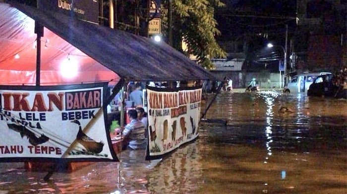 Nikmatnya Makan Pecel Lele di Tengah Banjir Jakarta