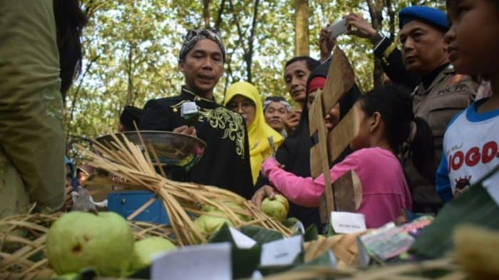Bupati Batang dan para warga dalam peluncuran Minggon Jatinan. (Tribunnews.com)