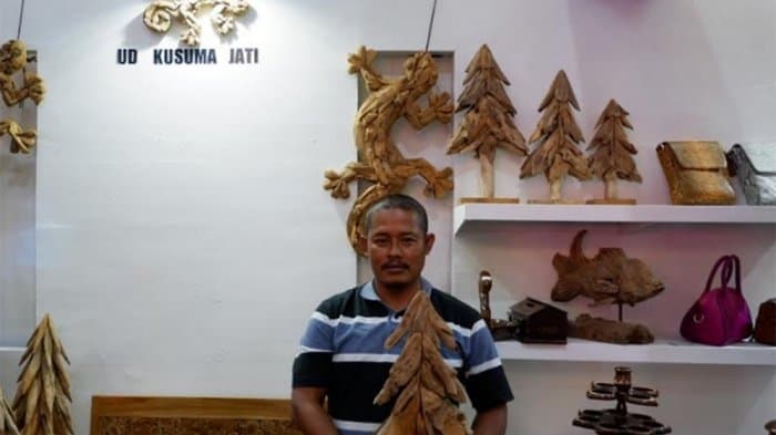 Jiono dan kerajinan dari bonggol jati. (Tribunnews.com)