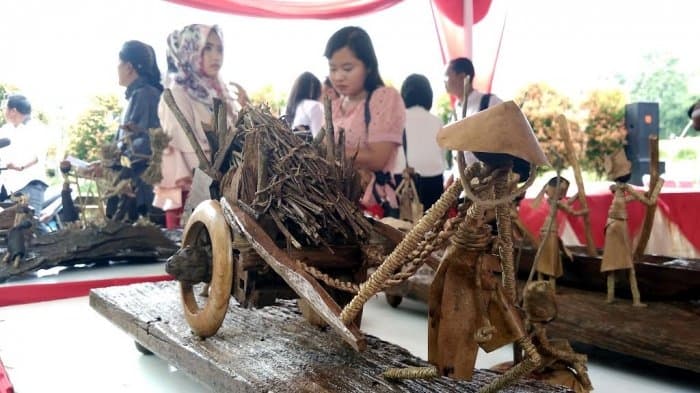 Kayu yang Diukir Alam Itu Jadi Kreasi Unik Kakak-Beradik dari Desa Wisata Kandri