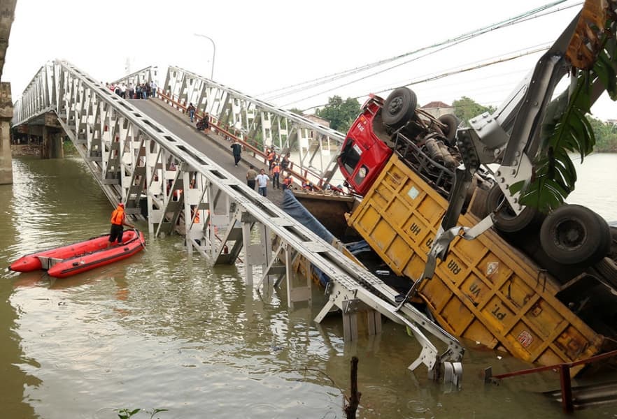 Sebuah truk terperosok ke Sungai Bengawan Solo akibat ambruknya Jembatan Babat-Widang. (Kompas.com)
