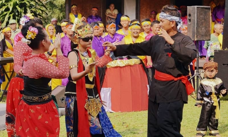 Penari Sintren dansang  pawang, (negerikuindonesia.com)