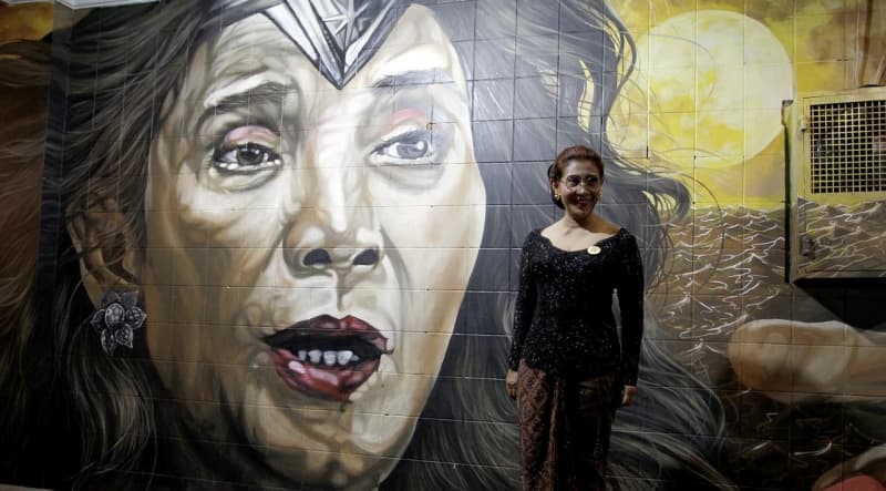 Menteri Susi Pudjiastuti mendatangi lokasi lukisan mural yang memajang gambar dirinya bak Wonder Woman di tembok Restoran Kusumasari Solo. (Foto: Liputan6)