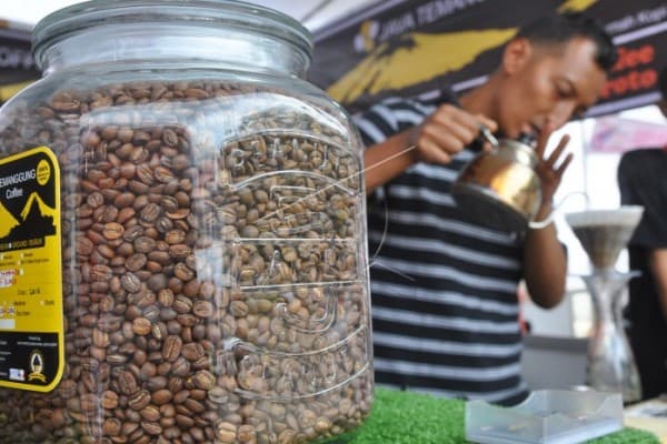 Meracik kopi Temanggung pada suatu festival kopi. (Antara Foto/Anis Efizudin)
