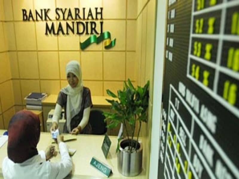 Suasana transaksi di Bank Mandiri Syariah (Tempo/Dinul Mubarok)