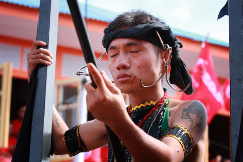 Menyaksikan Aksi Menusuk-nusuk Tubuh dalam Pawai Tatung di Singkawang