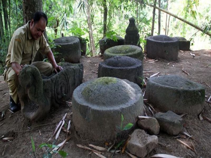 Kaur Umum Pemerintah Desa Mranggen, Sugihartono, menunjukkan batu "saron" di Petilasan Watu Sigong. (Tempo/Dinda Leo Listy)
