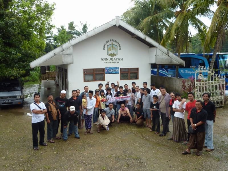 Bismania Community dan Haryanto Mania Jakarta bertandang ke Ponpes Annuqayah dan foto bersama santri. (kormeddal.blogspot.com)