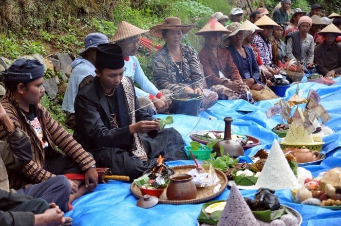 Sesepuh petani tembakau memimpin ritual Among Tebal di perladangan kawasan lereng Gunung Sumbing Desa Legoksari, Tlogomulyo, Temanggung, Jawa Tengah (Antara/Anis Efizudin)