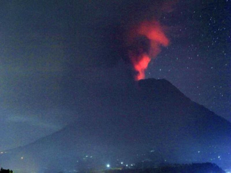 Pemandangan Gunung Agung saat meletus, di Karangasem, pulau Bali, Indonesia, 26 November 2017. Ketinggian asap yang keluar dari Gunung Agung mencapai 3.000 meter. (AP Photo/Firdia Lisnawati)