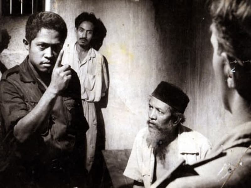 Adegan dalam film “Pagar Kawat Berduri”. (Foto: indonesiancinematheque.blogspot.sg)
