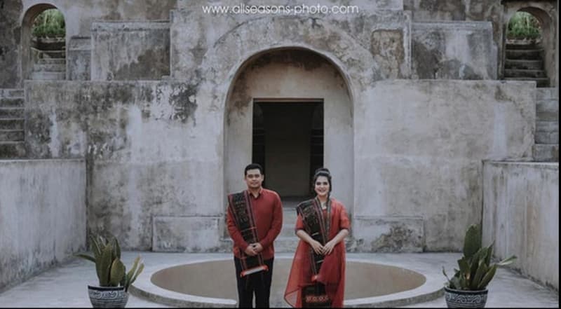 Kahiyang Ayu dan Bobby mengenakan busana ciri khas Tanah Toraja dalam foto preweddingnya. (Instagram/ayanggkahiyang)
