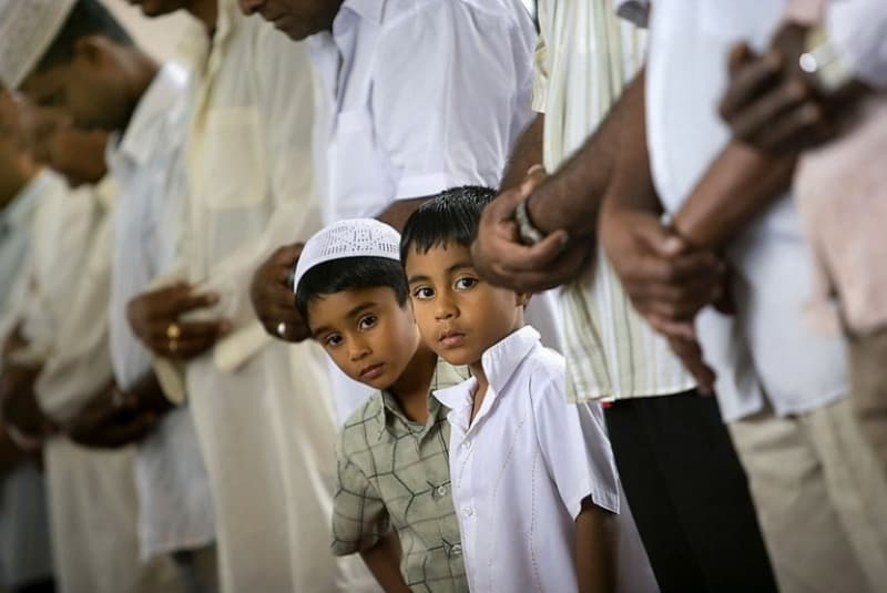 Muslim Peru saat melaksanakan saat berjamaah. (ihh.org via republik.co.id)