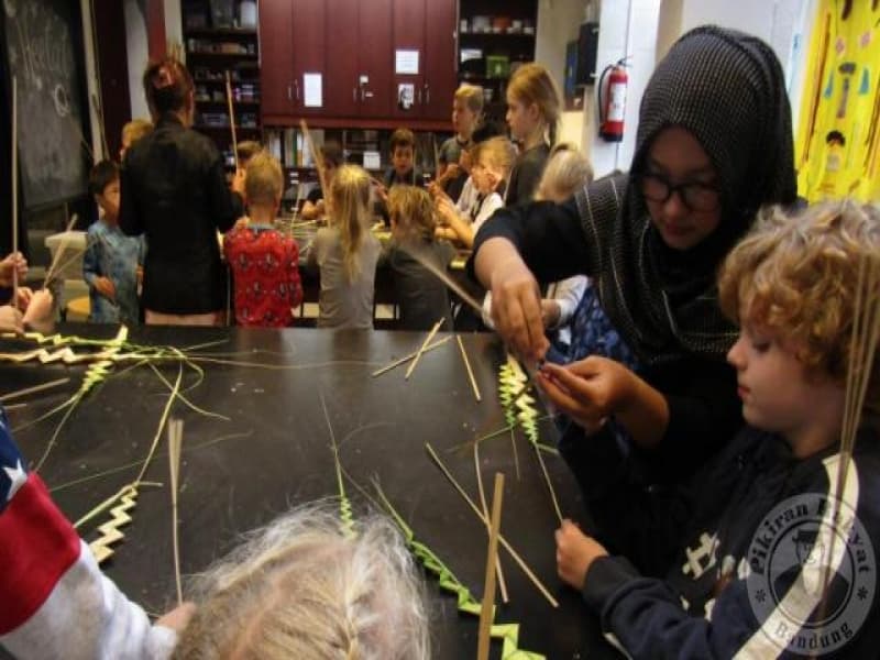 Workshop permainan Nusantara di Delftse Montessori School, di Belanda (Yusuf Adji/Pikiran Rakyat)