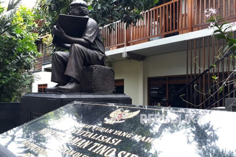 Patung Raksasa Tino Sidin Melengkapi Wisata Edukasi di Yogyakarta (Republika/Wahyu Suryana)