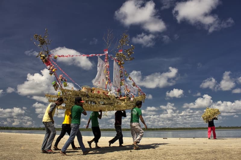 Buang Jung, Tradisi Merawat Laut Suku Sawang