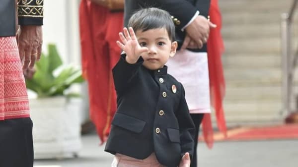 Nggak Hanya Sebut Jokowi Artis, Tingkah Lucu Jan Ethes Ini Juga Curi Perhatian Warganet