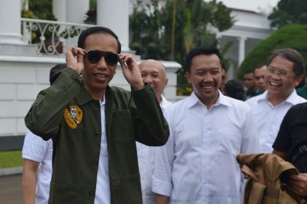 Jokowi mengenakan kacamata dan jaket merek lokal saat Peringatan Hari Sumpah Pemuda di Halaman Istana Bogor. (Kompas.com/WAHYU PUTRO A)