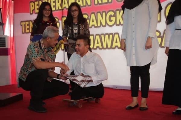 Gubernur Jawa Tengah Ganjar Pranowo menyerahkan SK CPNS kepada seorang penyandang disabilitas bernama Muhamad Hikmat. (Humas Pemprov Jateng