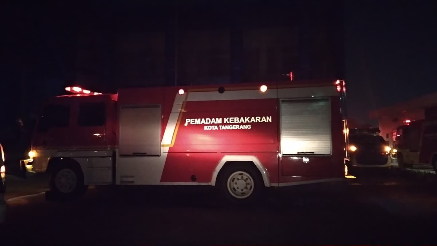 Mobil pemadam kebakaran datang untuk memadamkan api di RSUD Kota Tangerang. (nasionalnews.id)