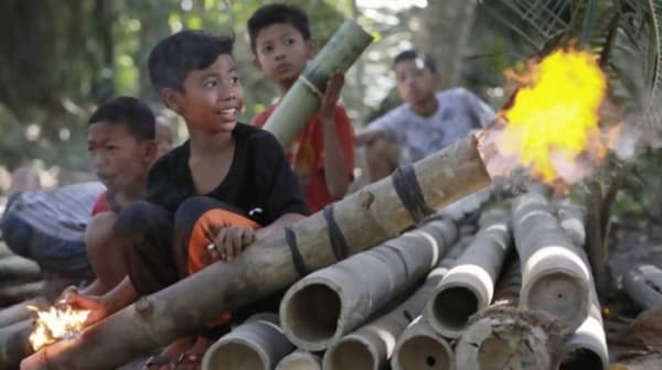 Tradisi Meriam Bambu di Flores adalah cara warga setempat menyambut Natal. (Tribunnews)