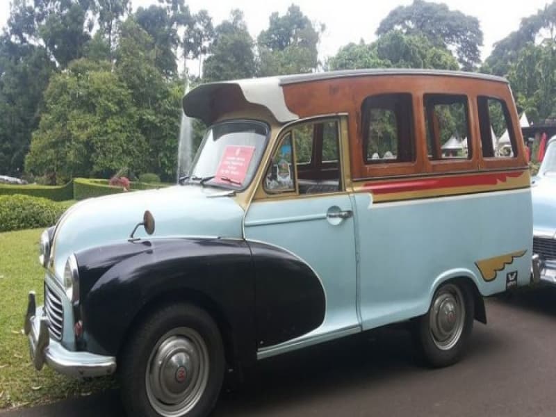 Morris Minor Traveler 100 milik salah seorang anggota Perhimpunan Penggemar Mobil Kuno Indonesia (PPMKI) yang ikut serta dalam konvoi ke Bogor, Minggu (21/1/2018).
 (Kompas.com/Alsadad Rudi)