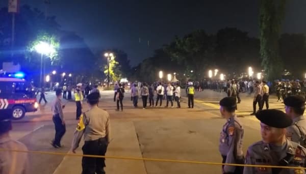 Polisi menjaga keamanan di lokasi ledakan di ajang nobar debat kedua capres 2019 di Parkir Timur Senayan, GBK Jakarta Pusat. (Postkotanews.com/cw6)