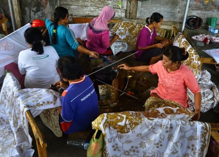 Sejumlah Pembatik menyelesaikan proses membatik di Kecamatan Lasem, Kabupaten Rembang, Jawa Tengah.(Antarafoto.com)