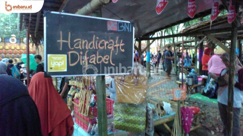 Stan kerajinan tangan Komunitas Sahabat Difabel Semarang di Pasar Semarangan Hutan Tinjomoyo. (Inibaru.id/Verawati Meidiana)