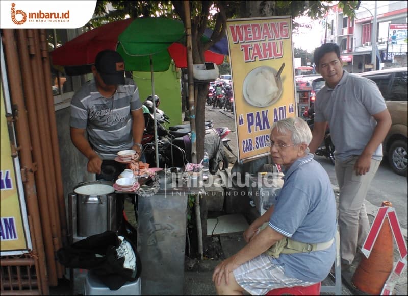 Penjual wedang tahu di salah satu sudut Kota Semarang. (Inibaru.id/Verawati Meidiana)