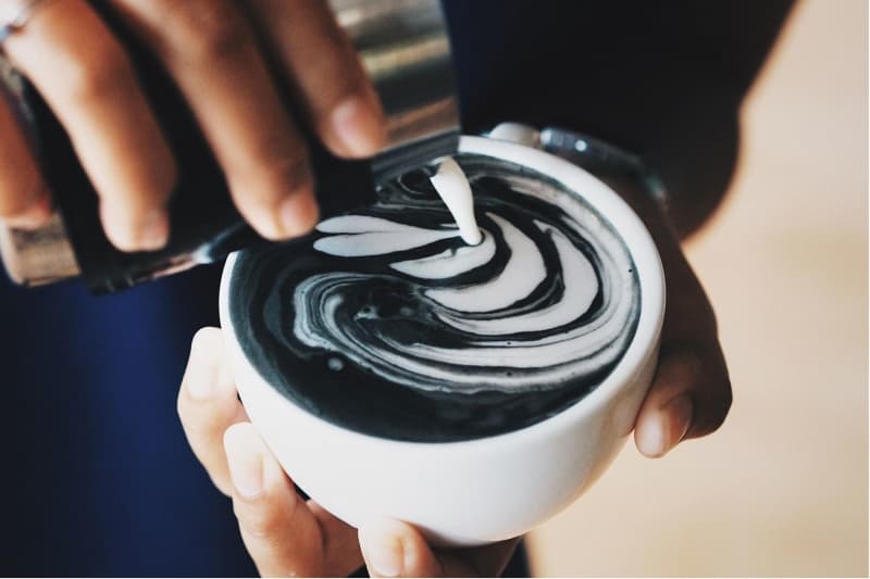 Goth Latte dan krim putih menghasilkan warna monokrom. (fodors.com)