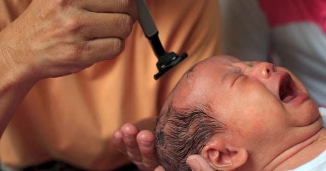 Tradisi mencukur rambut bayi sampai gundul (Mommiesdaily.com)