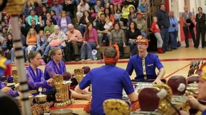Warga negara asing sedang memainkan gamelan. (Tribunnews.com) 