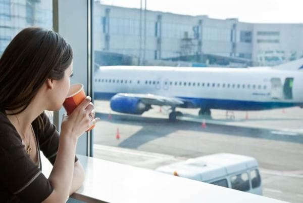 Minum kopi sebelum naik pesawat. (Womentalk.com)