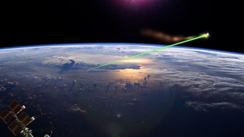Ilustrasi seniman tentang laser yang berbasis di daratan yang bisa digunakan untuk memindahkan puing luar angkasa. (Wikimedia Commons/Fulvio314)