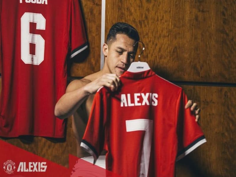 Alexis Sanchez saat diperkenalkan sebagai pemain baru Manchester United (Twitter.com/ManUtd)