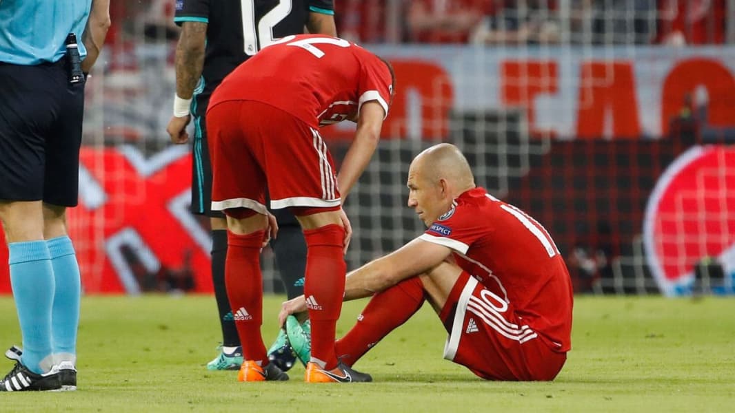 Arjen Robben mengalami cedera di menit-menit awal pertandingan (Odd Andersen/AFP/Getty Images)