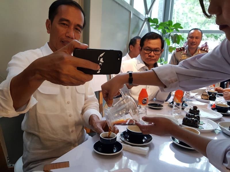 Casing Handphone Jokowi yang bikin gagal fokus (Twitter/Pramono Anung)