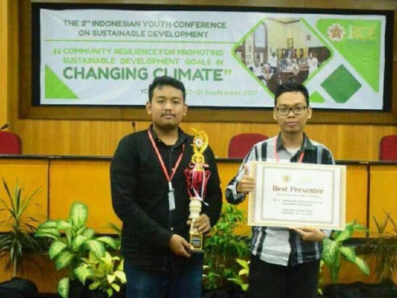 Mohammad Mualliful Ilmi dan Denny Okta di ajang IYCSD  (Kompas.com)