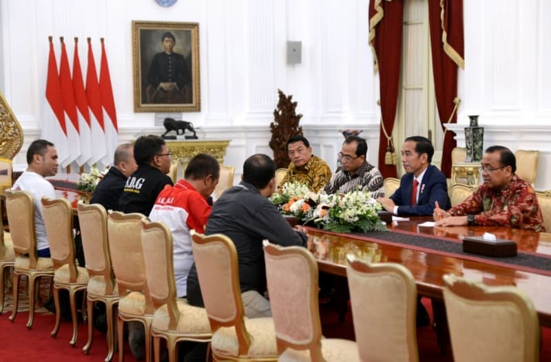 Presiden Jokowi saat menemui perwakilan ojek daring (Biro Pers Sekretariat Presiden/Kris)