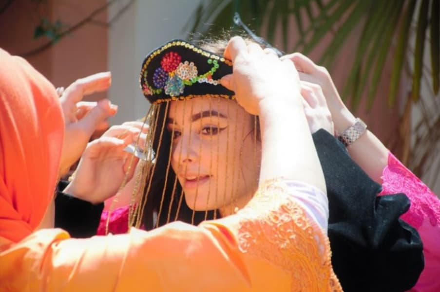 Seorang gadis dari Italia sedang mencoba pakaian adat Indonesia saat mengunjungi Festival Kampung Jajan Campania (Kompas.com/KBRI Roma)