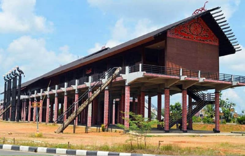 Temukan Kerukunan Antar-Umat Beragama dan Budaya di Rumah Panjang